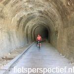 via-verde-del-maigmo-uit-een-donkere-tunnel