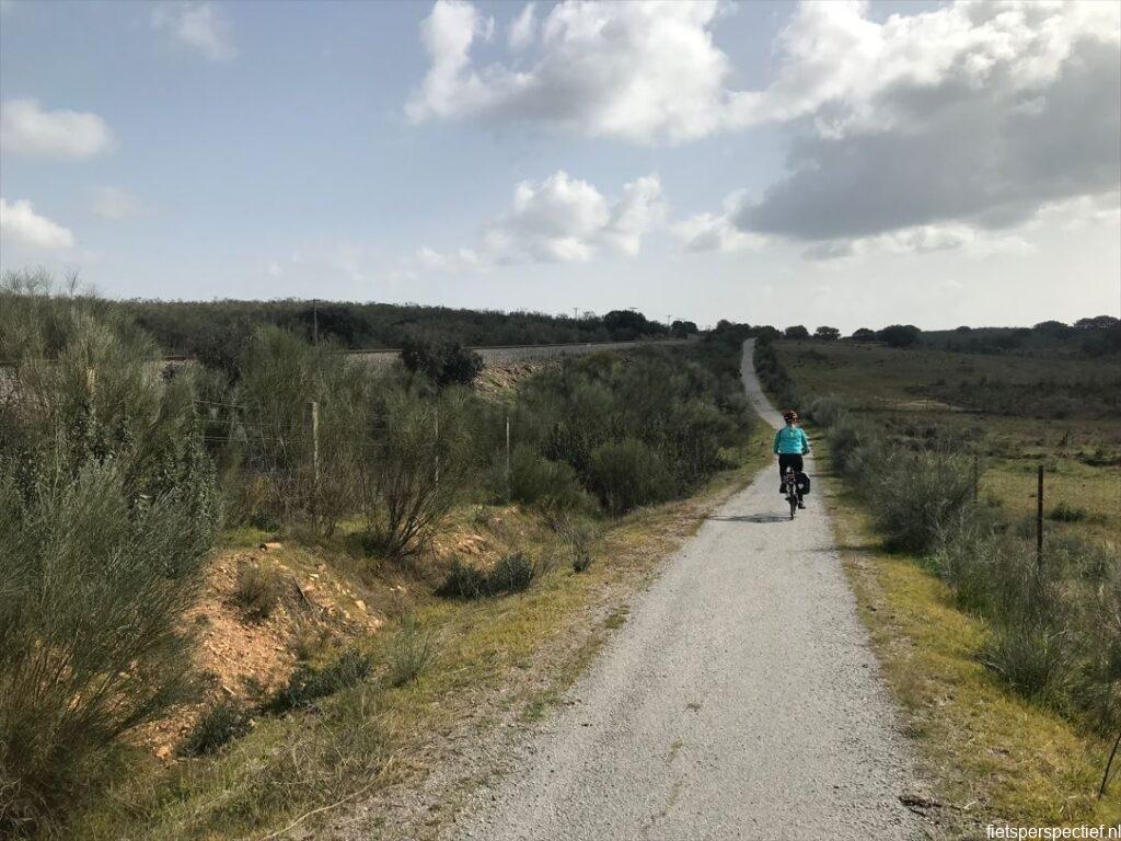 via-verde-de-Monfragüe-fietsen-naast-het-spoor