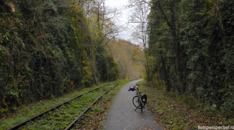 fietsen over oude spoorlijnen in Belgie